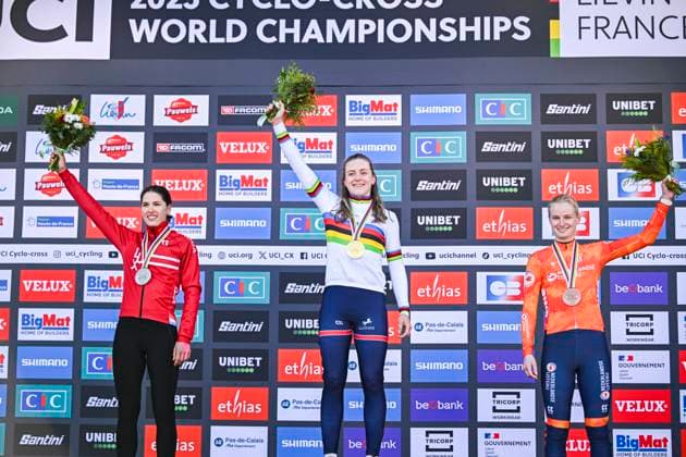 2025 UCI Cyclo-Cross WC - Women Under 23 LIEVIN, FRANCE - FEBRUARY 02 : Schreiber Marie (LUX) , Bentveld Leonie (NED) , Backstedt Zoe (GBR) on the podium during the 2025 UCI Cyclo-Cross World Championships for Women Under 23 on February 02, 2025 in Lievin, France, 02 02 2025 Lievin France  Copyright: xNicoxVereeckenx