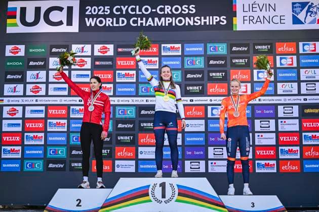 2025 UCI Cyclo-Cross WC - Women Under 23 LIEVIN, FRANCE - FEBRUARY 02 : Schreiber Marie (LUX) , Bentveld Leonie (NED) , Backstedt Zoe (GBR) on the podium during the 2025 UCI Cyclo-Cross World Championships for Women Under 23 on February 02, 2025 in Lievin, France, 02 02 2025 Lievin France  Copyright: xNicoxVereeckenx