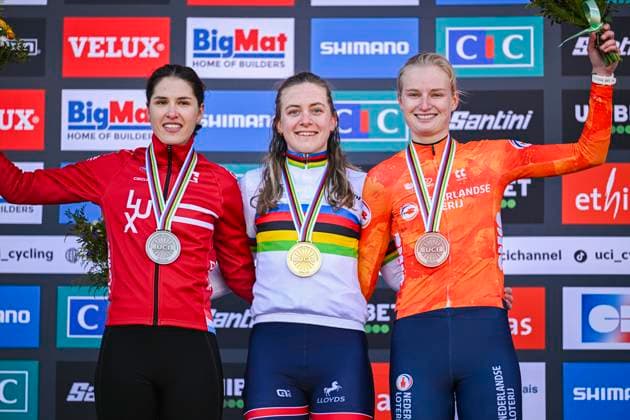 2025 UCI Cyclo-Cross WC - Women Under 23 LIEVIN, FRANCE - FEBRUARY 02 : Schreiber Marie (LUX) , Bentveld Leonie (NED) , Backstedt Zoe (GBR) on the podium during the 2025 UCI Cyclo-Cross World Championships for Women Under 23 on February 02, 2025 in Lievin, France, 02 02 2025 Lievin France  Copyright: xNicoxVereeckenx