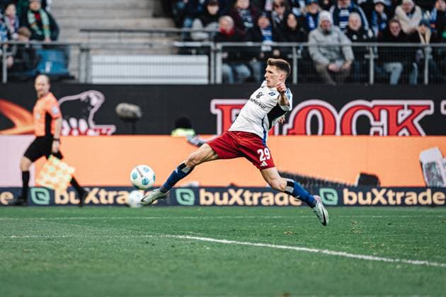 Fußball Männer Saison 2024 2025 2. Fußball-Bundesliga 20. Spieltag Hamburger SV vs. Hannover 96 02.02.2025 Emir Sahiti ( 29, HSV) streckt sich nach dem Ball Hamburg Volksparkstadion Hamburg Deutschland