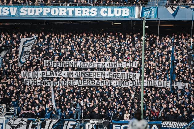 Fußball Männer Saison 2024 2025 2. Fußball-Bundesliga 20. Spieltag Hamburger SV vs. Hannover 96 02.02.2025 HSV Fans mit einem Transparent: Hoffmann Hopen und Co: Kein Platz in unseren Gremien für Aktionäre Verbände und die Medien! Hamburg Volksparkstadion Hamburg Deutschland