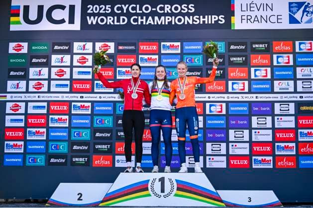 Sport Bilder des Tages 2025 UCI Cyclo-Cross WC - Women Under 23 LIEVIN, FRANCE - FEBRUARY 02 : Backstedt Zoe (GBR) , Schreiber Marie (LUX) , Bentveld Leonie (NED) on the podium during the 2025 UCI Cyclo-Cross World Championships for Women Under 23 on February 02, 2025 in Lievin, France, 02 02 2025 Lievin France  Copyright: xNicoxVereeckenx