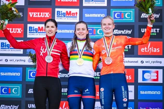 2025 UCI Cyclo-Cross WC - Women Under 23 LIEVIN, FRANCE - FEBRUARY 02 : Backstedt Zoe (GBR) , Schreiber Marie (LUX) , Bentveld Leonie (NED) on the podium during the 2025 UCI Cyclo-Cross World Championships for Women Under 23 on February 02, 2025 in Lievin, France, 02 02 2025 Lievin France  Copyright: xNicoxVereeckenx