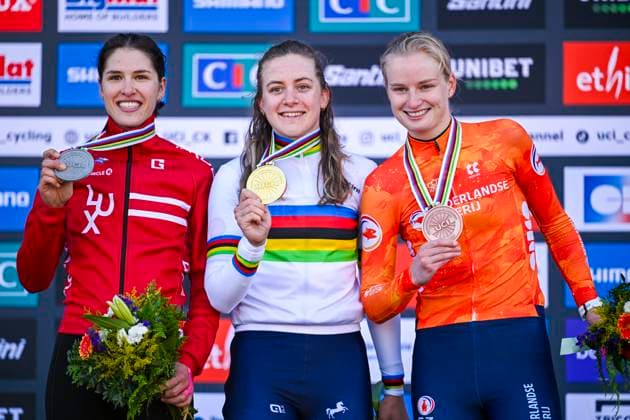 2025 UCI Cyclo-Cross WC - Women Under 23 LIEVIN, FRANCE - FEBRUARY 02 : Backstedt Zoe (GBR) , Schreiber Marie (LUX) , Bentveld Leonie (NED) on the podium during the 2025 UCI Cyclo-Cross World Championships for Women Under 23 on February 02, 2025 in Lievin, France, 02 02 2025 Lievin France  Copyright: xNicoxVereeckenx