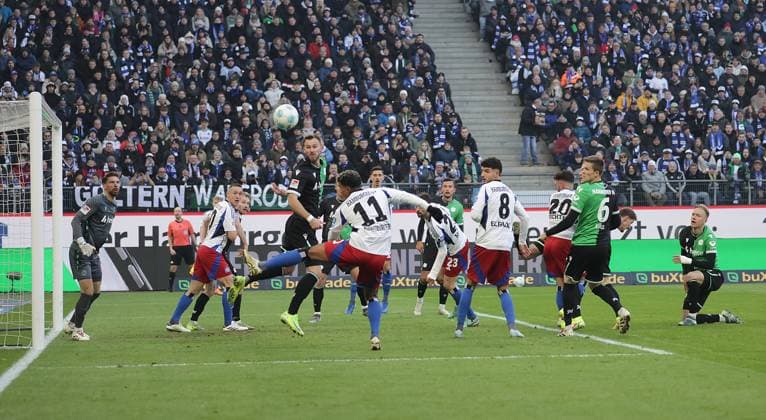 Chance fuer Ransford-Yeboah Koenigsdoerffer (HSV)11 Fussball, Herren, Saison 2024 2025, 2.BL, Volksparkstadion, Hamburger SV gegen Hannover 96 DFL REGULATIONS PROHIBIT ANY USE OF PHOTOGRAPHS AS IMAGE SEQUENCES AND OR QUASI-VIDEO.