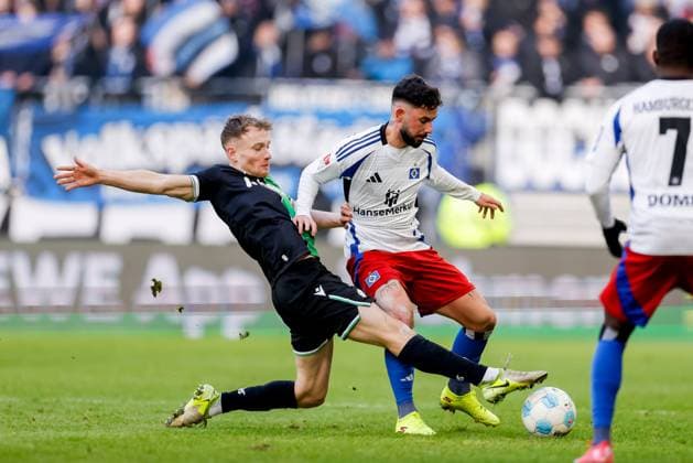 Hamburg, 2. Februar 2025 - Fußball, 2. Bundesliga 2024 25, Hamburger SV - Hannover 96: Jannik Dehm (Hannover 96, 20), Marco Richter (Hamburger SV, 20) DFL REGULATIONS PROHIBIT ANY USE OF PHOTOGRAPHS AS IMAGE SEQUENCES AND OR QUASI-VIDEO.