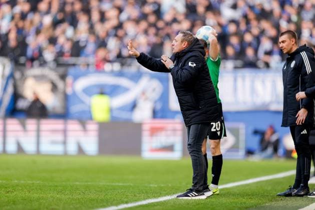 Hamburg, 2. Februar 2025 - Fußball, 2. Bundesliga 2024 25, Hamburger SV - Hannover 96: Andre Breitenreiter (Hannover 96, Trainer) DFL REGULATIONS PROHIBIT ANY USE OF PHOTOGRAPHS AS IMAGE SEQUENCES AND OR QUASI-VIDEO.