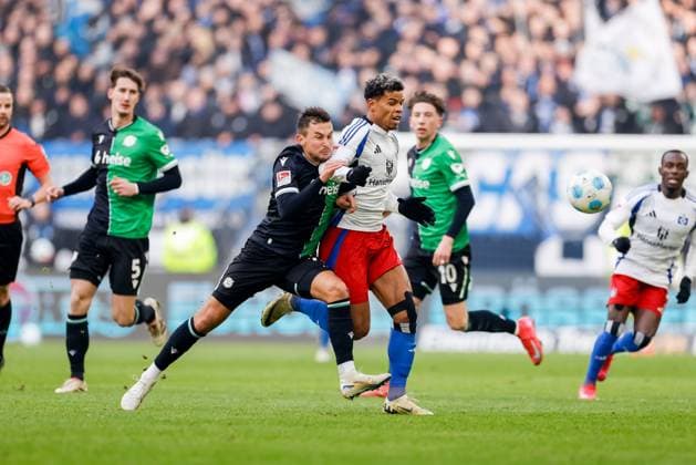 Hamburg, 2. Februar 2025 - Fußball, 2. Bundesliga 2024 25, Hamburger SV - Hannover 96: Bartlomiej Wdowik (Hannover 96, 17), Ransford-Yeboah Königsdörffer (Hamburger SV, 11) DFL REGULATIONS PROHIBIT ANY USE OF PHOTOGRAPHS AS IMAGE SEQUENCES AND OR QUASI-VIDEO.