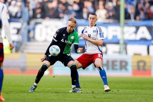 Hamburg, 2. Februar 2025 - Fußball, 2. Bundesliga 2024 25, Hamburger SV - Hannover 96: Havard Nielsen (Hannover 96, 16), Silvan Hefti (Hamburger SV, 30) DFL REGULATIONS PROHIBIT ANY USE OF PHOTOGRAPHS AS IMAGE SEQUENCES AND OR QUASI-VIDEO.