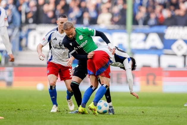 Hamburg, 2. Februar 2025 - Fußball, 2. Bundesliga 2024 25, Hamburger SV - Hannover 96: Silvan Hefti (Hamburger SV, 30), Havard Nielsen (Hannover 96, 16), Marco Richter (Hamburger SV, 20) DFL REGULATIONS PROHIBIT ANY USE OF PHOTOGRAPHS AS IMAGE SEQUENCES AND OR QUASI-VIDEO.