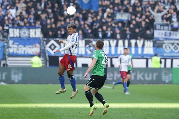 GER,Hamburg, Fussball, DFB, Hamburger SV vs Hannover 96 , im Hamburger Volksparkstadion , 02.02.2025 , v.l. Ransford Koenigsderffer (Hamburger SV) Kopfball, Kopfballduell DFL regulations prohibit any use of photographs as image sequences and or quasi-video.
