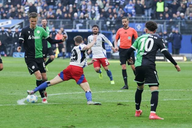 GER,Hamburg, Fussball, DFB, Hamburger SV vs Hannover 96 , im Hamburger Volksparkstadion , 02.02.2025 , v.l. Fabian Kunze ( Hannover 96 ) im Zweikampf mit Emir Sahiti (Hamburger SV) DFL regulations prohibit any use of photographs as image sequences and or quasi-video.