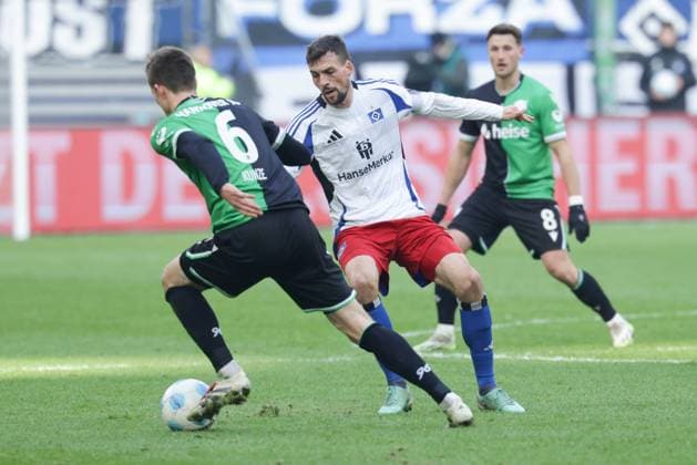 GER,Hamburg, Fussball, DFB, Hamburger SV vs Hannover 96 , im Hamburger Volksparkstadion , 02.02.2025 , v.l. Fabian Kunze ( Hannover 96 ) im Zweikampf mit William Mikelbrencis (Hamburger SV) DFL regulations prohibit any use of photographs as image sequences and or quasi-video.