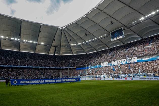 Tag des Gedenkens an die Befreiungs des Konzentrationslagers Auschwitz Gemeinsam gegen das Vergessen Nie Wieder Banner der HSV Fans Deutschland , Hamburg , Volksparkstadion , Fussball , 2 . Bundesliga , Hamburger SV - Hannover 96