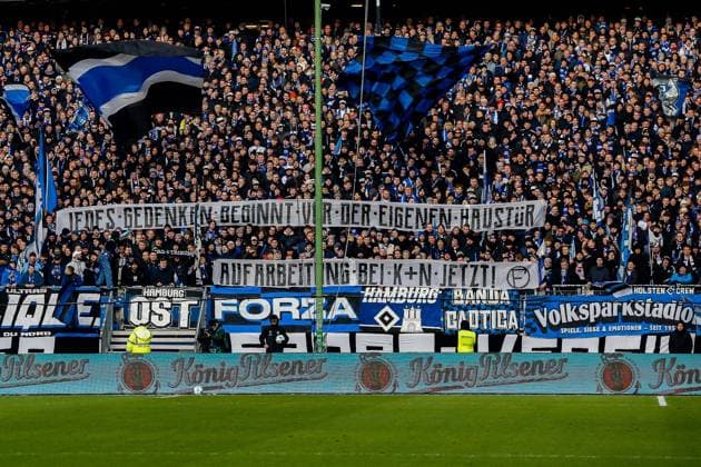 HSV Fans fordern am Tag des Gedenkens an die Befreiungs des Konzentrationslagers Auschwitz Aufarbeitung der Nazizeit von Klaus-Michael Kühne Kühne und Nagel Deutschland , Hamburg , Volksparkstadion , Fussball , 2 . Bundesliga , Hamburger SV - Hannover 96