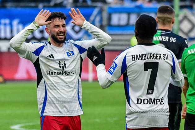 1:0 durch Silvan Hefti ( nicht im Bild HSV ) Marco Richter jubelt mit Jean-Luc Dompe ( HSV ) Deutschland , Hamburg , Volksparkstadion , Fussball , 2 . Bundesliga , Hamburger SV - Hannover 96