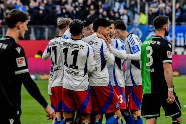 1:0 durch Silvan Hefti ( HSV ) der jubelt in der Mitte Deutschland , Hamburg , Volksparkstadion , Fussball , 2 . Bundesliga , Hamburger SV - Hannover 96