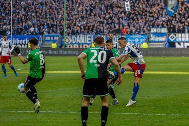 1:0 durch Silvan Hefti ( HSV ) Enzo Leopold Nicolò Tresoldi ( Hannover ) Deutschland , Hamburg , Volksparkstadion , Fussball , 2 . Bundesliga , Hamburger SV - Hannover 96