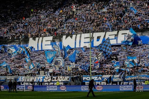 Tag des Gedenkens an die Befreiungs des Konzentrationslagers Auschwitz Gemeinsam gegen das Vergessen Nie Wieder Banner der HSV Fans Deutschland , Hamburg , Volksparkstadion , Fussball , 2 . Bundesliga , Hamburger SV - Hannover 96