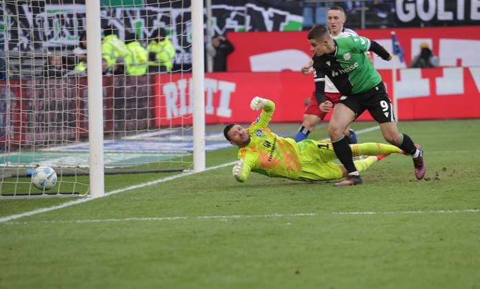 Hier erzielt Nicolo Tresoldi (Hannover 96) das Tor zum 1-1 gegen Daniel Heuer Fernandes (HSV) Fussball, Herren, Saison 2024 2025, 2.BL, Volksparkstadion, Hamburger SV gegen Hannover 96 DFL REGULATIONS PROHIBIT ANY USE OF PHOTOGRAPHS AS IMAGE SEQUENCES AND OR QUASI-VIDEO.