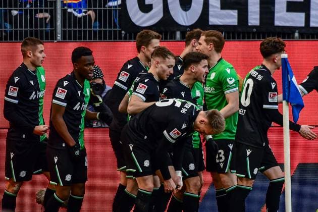 Jubel nach dem 1:1 durch Nicolò Tresoldi ( links Hannover ) Deutschland , Hamburg , Volksparkstadion , Fussball , 2 . Bundesliga , Hamburger SV - Hannover 96