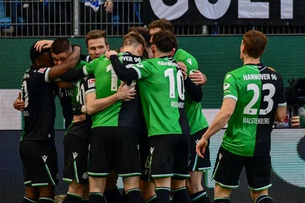 Jubel nach dem 1:1 durch Nicolò Tresoldi ( 2. von links Hannover ) Deutschland , Hamburg , Volksparkstadion , Fussball , 2 . Bundesliga , Hamburger SV - Hannover 96