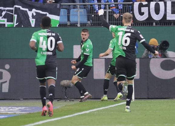 Torjubel 1-1 Nicolo Tresoldi (Hannover 96) Fussball, Herren, Saison 2024 2025, 2.BL, Volksparkstadion, Hamburger SV gegen Hannover 96 DFL REGULATIONS PROHIBIT ANY USE OF PHOTOGRAPHS AS IMAGE SEQUENCES AND OR QUASI-VIDEO.