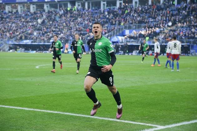 GER,Hamburg, Fussball, DFB, Hamburger SV vs Hannover 96 , im Hamburger Volksparkstadion , 02.02.2025 , v.l. Nicolo Tresoldi ( Hannover 96 ) macht das Tor zum 1:1 gegn dem Hamburger SV DFL regulations prohibit any use of photographs as image sequences and or quasi-video.