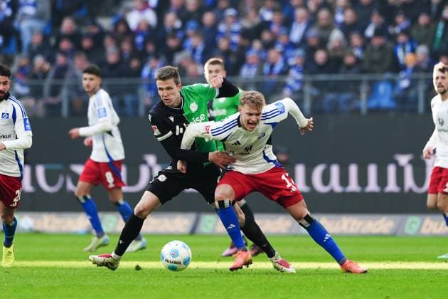 Fabian Kunze (Hannover 96, 06), Adam Karabec (Hamburger SV, 17) GER, Hamburger SV vs. Hannover 96, Fussball, 2. Bundesliga, Spieltag 20, Saison 2024 2025, 02.02.2025 DFL REGULATIONS PROHIBIT ANY USE OF PHOTOGRAPHS AS IMAGE SEQUENCES AND OR QUASI-VIDEO GER, Hamburger SV vs. Hannover 96, Fussball, 2. Bundesliga, Spieltag 20, Saison 2024 2025, 02.02.2025 Hamburg