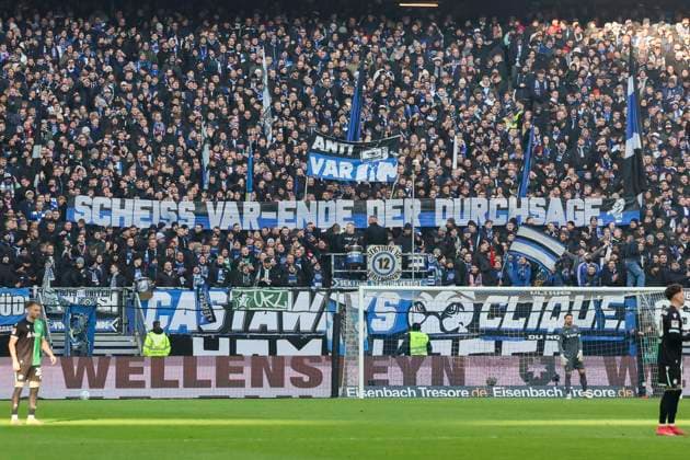 Die Fans des Hamburger SV protestieren mit Plakaten gegen die Durchsage von Entscheidungen des Schiedsrichters und VAR, 2. Bundesliga, Hamburger SV vs Hannover 96, Volksparkstadion am 02. February 2025 in Hamburg, Deutschland. (Foto von Marco Steinbrenner DeFodi Images) The fans of Hamburger SV protest with posters against the announcement of decisions by the referee and VAR, 2. Bundesliga, Hamburger SV vs Hannover 96, Volksparkstadion, February 2, 2025 in Hamburg, Germany. (Photo by Marco Steinbrenner DeFodi Images) DFB DFL REGULATIONS PROHIBIT ANY USE OF PHOTOGRAPHS AS IMAGE SEQUENCES AND OR QUASI-VIDEO. Defodi-700_hsv_hannover_20250102_065