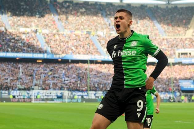 Nicolo Tresoldi (Hannover 96) bejubelt seinen Treffer zum 1:1, 2. Bundesliga, Hamburger SV vs Hannover 96, Volksparkstadion am 02. February 2025 in Hamburg, Deutschland. (Foto von Marco Steinbrenner DeFodi Images) Nicolo Tresoldi (Hannover 96) celebrates after scoring his teams first goal, 2. Bundesliga, Hamburger SV vs Hannover 96, Volksparkstadion, February 2, 2025 in Hamburg, Germany. (Photo by Marco Steinbrenner DeFodi Images) DFB DFL REGULATIONS PROHIBIT ANY USE OF PHOTOGRAPHS AS IMAGE SEQUENCES AND OR QUASI-VIDEO. Defodi-700_hsv_hannover_20250102_069
