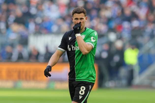 Enzo Leopold (Hannover 96) schaut enttaeuscht, 2. Bundesliga, Hamburger SV vs Hannover 96, Volksparkstadion am 02. February 2025 in Hamburg, Deutschland. (Foto von Marco Steinbrenner DeFodi Images) Enzo Leopold (Hannover 96) looks dejected, 2. Bundesliga, Hamburger SV vs Hannover 96, Volksparkstadion, February 2, 2025 in Hamburg, Germany. (Photo by Marco Steinbrenner DeFodi Images) DFB DFL REGULATIONS PROHIBIT ANY USE OF PHOTOGRAPHS AS IMAGE SEQUENCES AND OR QUASI-VIDEO. Defodi-700_hsv_hannover_20250102_056