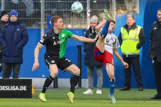 Marcel Halstenberg (Hannover 96) und Emir Sahiti (Hamburger SV) kaempfen um den Ball, 2. Bundesliga, Hamburger SV vs Hannover 96, Volksparkstadion am 02. February 2025 in Hamburg, Deutschland. (Foto von Marco Steinbrenner DeFodi Images) Marcel Halstenberg (Hannover 96) und Emir Sahiti (Hamburger SV) battle for the ball, 2. Bundesliga, Hamburger SV vs Hannover 96, Volksparkstadion, February 2, 2025 in Hamburg, Germany. (Photo by Marco Steinbrenner DeFodi Images) DFB DFL REGULATIONS PROHIBIT ANY USE OF PHOTOGRAPHS AS IMAGE SEQUENCES AND OR QUASI-VIDEO. Defodi-700_hsv_hannover_20250102_057