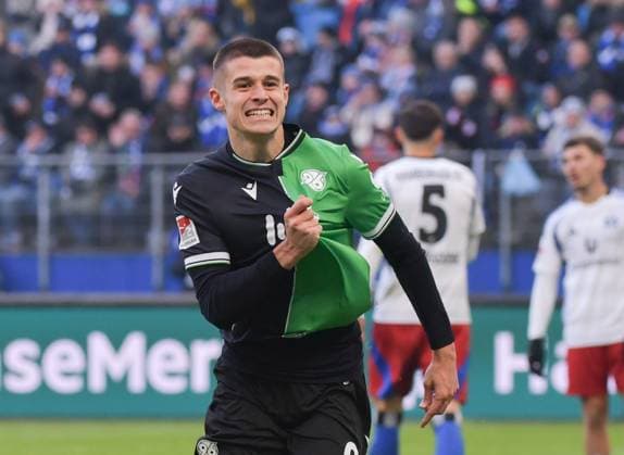 02.02.2025, xblx, Fussball 2.Bundesliga, Hamburger SV - Hannover 96 v.l. Nicolo Tresoldi (Hannover 96), Goal scored, Tor zum 1:1, celebrate the goal, Torjubel , Jubel, jubeln, jubelt, (DFL DFB REGULATIONS PROHIBIT ANY USE OF PHOTOGRAPHS as IMAGE SEQUENCES and or QUASI-VIDEO) Hamburg