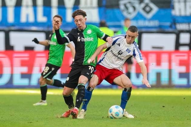 Jannik Rochelt (Hannover 96) und Silvan Hefti (Hamburger SV) kaempfen um den Ball, 2. Bundesliga, Hamburger SV vs Hannover 96, Volksparkstadion am 02. February 2025 in Hamburg, Deutschland. (Foto von Marco Steinbrenner DeFodi Images) Jannik Rochelt (Hannover 96) und Silvan Hefti (Hamburger SV) battle for the ball, 2. Bundesliga, Hamburger SV vs Hannover 96, Volksparkstadion, February 2, 2025 in Hamburg, Germany. (Photo by Marco Steinbrenner DeFodi Images) DFB DFL REGULATIONS PROHIBIT ANY USE OF PHOTOGRAPHS AS IMAGE SEQUENCES AND OR QUASI-VIDEO. Defodi-700_hsv_hannover_20250102_070