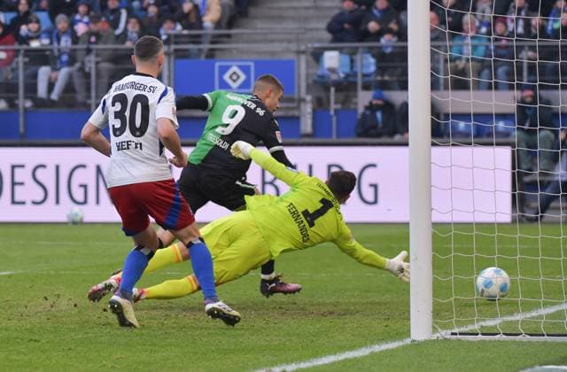 02.02.2025, xblx, Fussball 2.Bundesliga, Hamburger SV - Hannover 96 v.l. Nicolo Tresoldi (Hannover 96), Goal scored, Tor zum 1:1, (DFL DFB REGULATIONS PROHIBIT ANY USE OF PHOTOGRAPHS as IMAGE SEQUENCES and or QUASI-VIDEO) Hamburg