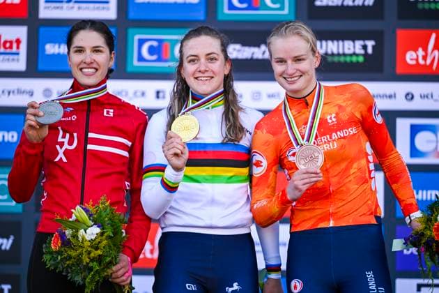 2025 UCI Cyclo-Cross WC - Women Under 23 LIEVIN, FRANCE - FEBRUARY 02 : Backstedt Zoe (GBR) , Schreiber Marie (LUX) , Bentveld Leonie (NED) on the podium during the 2025 UCI Cyclo-Cross World Championships for Women Under 23 on February 02, 2025 in Lievin, France, 02 02 2025 Lievin France  Copyright: xNicoxVereeckenx