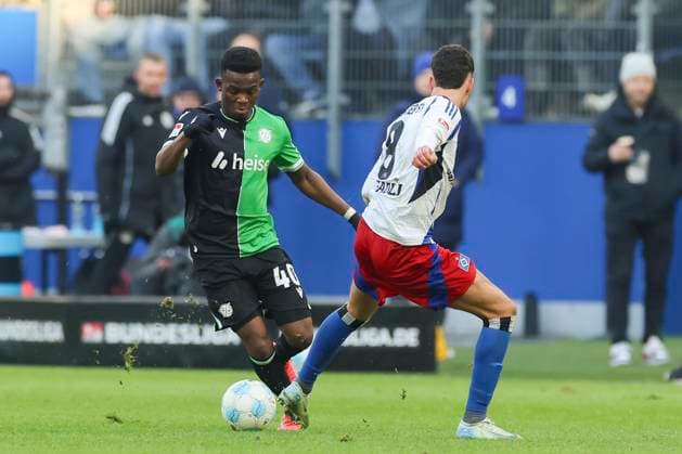 Rabbi Matondo (Hannover 96) und Daniel Elfadli (Hamburger SV) kaempfen um den Ball, 2. Bundesliga, Hamburger SV vs Hannover 96, Volksparkstadion am 02. February 2025 in Hamburg, Deutschland. (Foto von Marco Steinbrenner DeFodi Images) Rabbi Matondo (Hannover 96) und Daniel Elfadli (Hamburger SV) battle for the ball, 2. Bundesliga, Hamburger SV vs Hannover 96, Volksparkstadion, February 2, 2025 in Hamburg, Germany. (Photo by Marco Steinbrenner DeFodi Images) DFB DFL REGULATIONS PROHIBIT ANY USE OF PHOTOGRAPHS AS IMAGE SEQUENCES AND OR QUASI-VIDEO. Defodi-700_hsv_hannover_20250102_072