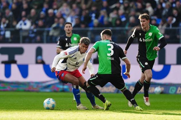 Ransford-Yeboah Koenigsdoerffer (Hamburger SV, 11), Boris Tomiak (Hannover 96, 03) GER, Hamburger SV vs. Hannover 96, Fussball, 2. Bundesliga, Spieltag 20, Saison 2024 2025, 02.02.2025 DFL REGULATIONS PROHIBIT ANY USE OF PHOTOGRAPHS AS IMAGE SEQUENCES AND OR QUASI-VIDEO GER, Hamburger SV vs. Hannover 96, Fussball, 2. Bundesliga, Spieltag 20, Saison 2024 2025, 02.02.2025 Hamburg