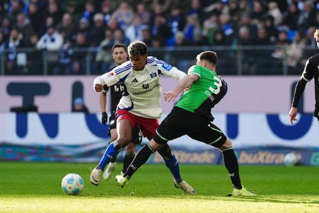 Ransford-Yeboah Koenigsdoerffer (Hamburger SV, 11), Boris Tomiak (Hannover 96, 03) GER, Hamburger SV vs. Hannover 96, Fussball, 2. Bundesliga, Spieltag 20, Saison 2024 2025, 02.02.2025 DFL REGULATIONS PROHIBIT ANY USE OF PHOTOGRAPHS AS IMAGE SEQUENCES AND OR QUASI-VIDEO GER, Hamburger SV vs. Hannover 96, Fussball, 2. Bundesliga, Spieltag 20, Saison 2024 2025, 02.02.2025 Hamburg