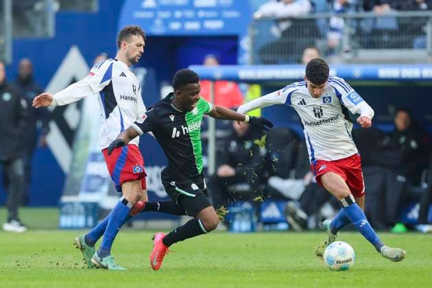 Jonas Meffert (Hamburger SV), Rabbi Matondo (Hannover 96) und Daniel Elfadli (Hamburger SV) kaempfen um den Ball, 2. Bundesliga, Hamburger SV vs Hannover 96, Volksparkstadion am 02. February 2025 in Hamburg, Deutschland. (Foto von Marco Steinbrenner DeFodi Images) Jonas Meffert (Hamburger SV), Rabbi Matondo (Hannover 96) und Daniel Elfadli (Hamburger SV) battle for the ball, 2. Bundesliga, Hamburger SV vs Hannover 96, Volksparkstadion, February 2, 2025 in Hamburg, Germany. (Photo by Marco Steinbrenner DeFodi Images) DFB DFL REGULATIONS PROHIBIT ANY USE OF PHOTOGRAPHS AS IMAGE SEQUENCES AND OR QUASI-VIDEO. Defodi-700_hsv_hannover_20250102_075