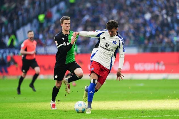 Fabian Kunze (Hannover 96, 06), Otto Stange (Hamburger SV, 49) GER, Hamburger SV vs. Hannover 96, Fussball, 2. Bundesliga, Spieltag 20, Saison 2024 2025, 02.02.2025 DFL REGULATIONS PROHIBIT ANY USE OF PHOTOGRAPHS AS IMAGE SEQUENCES AND OR QUASI-VIDEO GER, Hamburger SV vs. Hannover 96, Fussball, 2. Bundesliga, Spieltag 20, Saison 2024 2025, 02.02.2025 Hamburg
