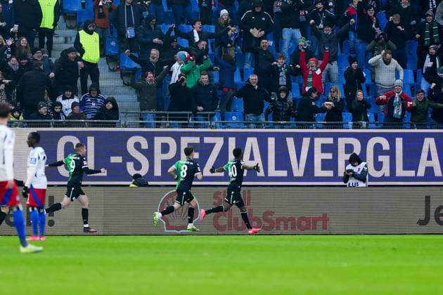 Torjubel Hannover 96 nach Tor zum 1:2 GER, Hamburger SV vs. Hannover 96, Fussball, 2. Bundesliga, Spieltag 20, Saison 2024 2025, 02.02.2025 DFL REGULATIONS PROHIBIT ANY USE OF PHOTOGRAPHS AS IMAGE SEQUENCES AND OR QUASI-VIDEO GER, Hamburger SV vs. Hannover 96, Fussball, 2. Bundesliga, Spieltag 20, Saison 2024 2025, 02.02.2025 Hamburg