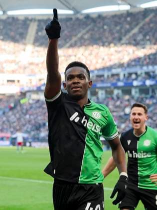 Rabbi Matondo (Hannover 96) bejubelt seinen Treffer zum 1:2, 2. Bundesliga, Hamburger SV vs Hannover 96, Volksparkstadion am 02. February 2025 in Hamburg, Deutschland. (Foto von Marco Steinbrenner DeFodi Images) Rabbi Matondo (Hannover 96) celebrates after scoring his teams second goal, 2. Bundesliga, Hamburger SV vs Hannover 96, Volksparkstadion, February 2, 2025 in Hamburg, Germany. (Photo by Marco Steinbrenner DeFodi Images) DFB DFL REGULATIONS PROHIBIT ANY USE OF PHOTOGRAPHS AS IMAGE SEQUENCES AND OR QUASI-VIDEO. Defodi-700_hsv_hannover_20250102_078