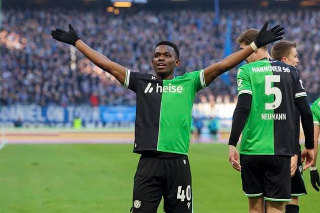 Rabbi Matondo (Hannover 96) bejubelt seinen Treffer zum 1:2, 2. Bundesliga, Hamburger SV vs Hannover 96, Volksparkstadion am 02. February 2025 in Hamburg, Deutschland. (Foto von Marco Steinbrenner DeFodi Images) Rabbi Matondo (Hannover 96) celebrates after scoring his teams second goal, 2. Bundesliga, Hamburger SV vs Hannover 96, Volksparkstadion, February 2, 2025 in Hamburg, Germany. (Photo by Marco Steinbrenner DeFodi Images) DFB DFL REGULATIONS PROHIBIT ANY USE OF PHOTOGRAPHS AS IMAGE SEQUENCES AND OR QUASI-VIDEO. Defodi-700_hsv_hannover_20250102_079