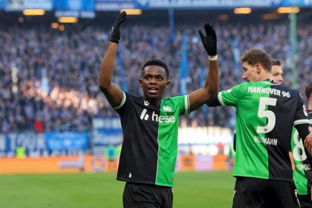 Rabbi Matondo (Hannover 96) bejubelt seinen Treffer zum 1:2, 2. Bundesliga, Hamburger SV vs Hannover 96, Volksparkstadion am 02. February 2025 in Hamburg, Deutschland. (Foto von Marco Steinbrenner DeFodi Images) Rabbi Matondo (Hannover 96) celebrates after scoring his teams second goal, 2. Bundesliga, Hamburger SV vs Hannover 96, Volksparkstadion, February 2, 2025 in Hamburg, Germany. (Photo by Marco Steinbrenner DeFodi Images) DFB DFL REGULATIONS PROHIBIT ANY USE OF PHOTOGRAPHS AS IMAGE SEQUENCES AND OR QUASI-VIDEO. Defodi-700_hsv_hannover_20250102_080