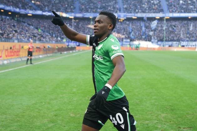 GER,Hamburg, Fussball, DFB, Hamburger SV vs Hannover 96 , im Hamburger Volksparkstadion , 02.02.2025 , v.l. Rabbi Motando ( Hannover 96 ) Torschuetze zum 1:2 DFL regulations prohibit any use of photographs as image sequences and or quasi-video.