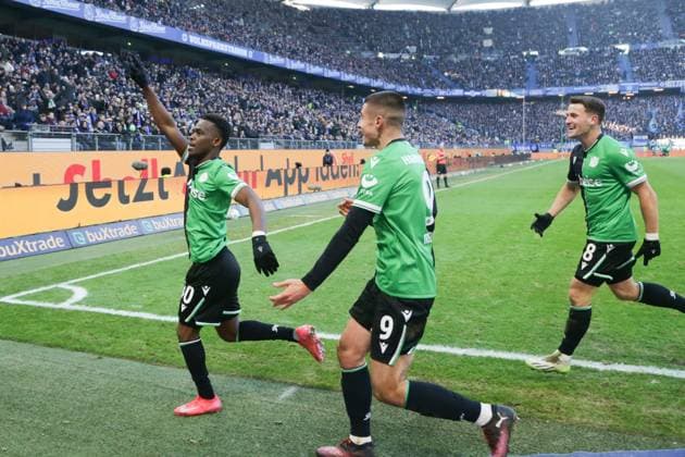 GER,Hamburg, Fussball, DFB, Hamburger SV vs Hannover 96 , im Hamburger Volksparkstadion , 02.02.2025 , v.l. Rabbi Motando ( Hannover 96 ) Torschuetze zum 1:2 DFL regulations prohibit any use of photographs as image sequences and or quasi-video.