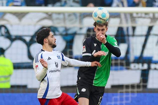 Ludovit Reis (Hamburger SV) und Phil Neumann (Hannover 96) kaempfen um den Ball, 2. Bundesliga, Hamburger SV vs Hannover 96, Volksparkstadion am 02. February 2025 in Hamburg, Deutschland. (Foto von Marco Steinbrenner DeFodi Images) Ludovit Reis (Hamburger SV) und Phil Neumann (Hannover 96) battle for the ball, 2. Bundesliga, Hamburger SV vs Hannover 96, Volksparkstadion, February 2, 2025 in Hamburg, Germany. (Photo by Marco Steinbrenner DeFodi Images) DFB DFL REGULATIONS PROHIBIT ANY USE OF PHOTOGRAPHS AS IMAGE SEQUENCES AND OR QUASI-VIDEO. Defodi-700_hsv_hannover_20250102_081