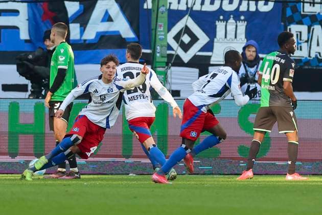 Jean-Luc Dompe (Hamburger SV) bejubelt seinen Treffer zum 2:2, 2. Bundesliga, Hamburger SV vs Hannover 96, Volksparkstadion am 02. February 2025 in Hamburg, Deutschland. (Foto von Marco Steinbrenner DeFodi Images) Jean-Luc Dompe (Hamburger SV) celebrates after scoring his teams second goal, 2. Bundesliga, Hamburger SV vs Hannover 96, Volksparkstadion, February 2, 2025 in Hamburg, Germany. (Photo by Marco Steinbrenner DeFodi Images) DFB DFL REGULATIONS PROHIBIT ANY USE OF PHOTOGRAPHS AS IMAGE SEQUENCES AND OR QUASI-VIDEO. Defodi-700_hsv_hannover_20250102_082